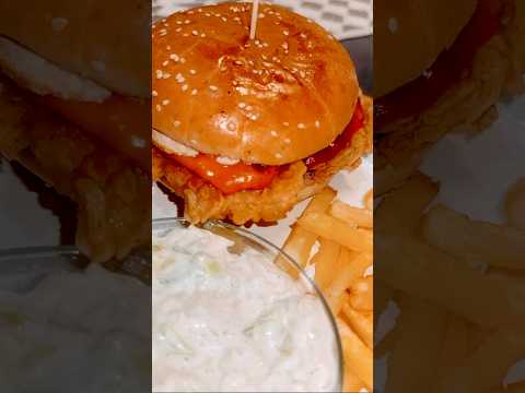 Crispy Zinger Burger #kfczingerburger #trending #food #foodofthetwn