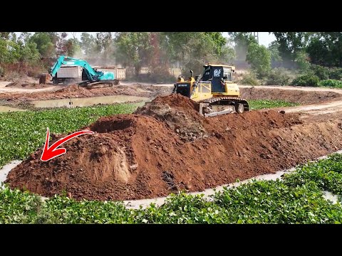 Perfect Action Of Shantui Bulldozer Performance Pushing Soil Strong Power