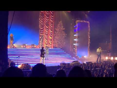 Pentatonix - God Rest Ye Merry Gentleman LIVE - Rosemont Theatre, IL, 12192019 CHRISTMAS TOUR