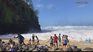 Dangers of high surf at Hanakapiai Beach on Kauai