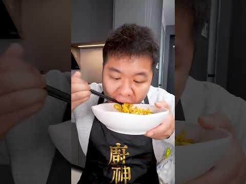 栀子花邪恶计划之跟着黄老师学做饭 土豆豆角熟了没洗胃黄酒焖猪蹄我替大家试过了 吃了都摇头但有一说一赛螃蟹除了没味儿还是ok的哈哈哈哈 跟着黄磊学做菜 一吃一个不吱声 邪恶栀子花