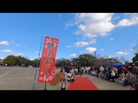 高年収の日本猿を恨めしげに見つめる低年収の男