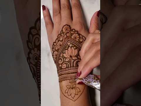 Try this Stunning Henna design for your next occasion #henna #mehndi #hennamehndidesign #mehandi