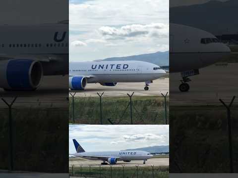 United prepare for take off #youtubeshorts #remix #planespotting #shorts #short #bcn #aviation