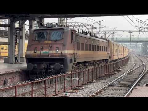 12134/Mangaluru Jn - Mumbai CSMT SF Express Entering Thane Railway Station