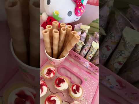 Strawberry birthday cake, Hello Kitty, Sanrio birthday party 🎂🥳🎈#shorts #partydecor #birthday