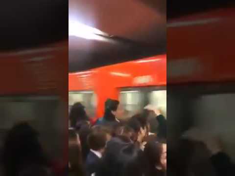 PELEA DE MUJERES EN EL METRO DE LA CIUDAD DE MEXICO.