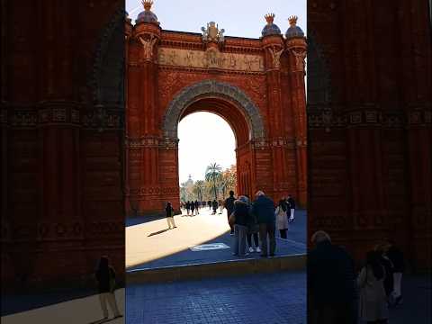 #2768 TRAVEL TIME - Take A Look of The Arc of Triumph (Part 2), Barcelona, Catalonia, Spain, Europa