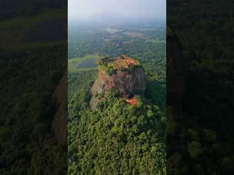 La beauté du Lion Rock au Sri Lanka 🇱🇰🧡 #srilanka #travel #drone