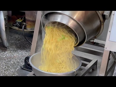 Roller fried noodles! Taichung copper plate snacks, the noodles are rotating in the roller ~