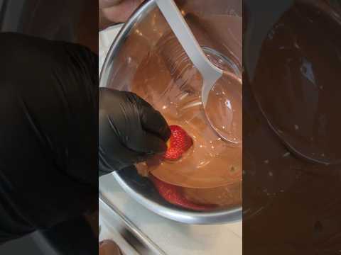 How to make chocolate dipped strawberries #chocolatedippedstrawberries #valentinesdaygift #cheflife