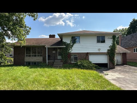 Retro Abandoned 1960’s House Taken Over By Squatters | I CAN’T BELIEVE WHAT I FOUND IN HERE