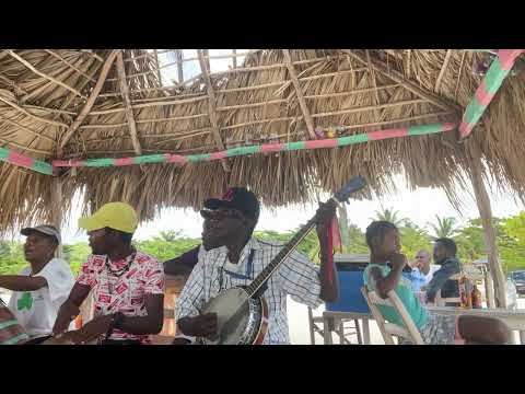 Sa bèl Haitian music sou plaj Pwent Sab…Troubadou