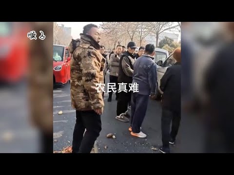 心酸！小贩路边卖红薯，城管不让走，无奈一袋袋把红薯摔碎在地