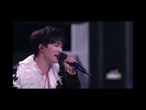 #周深 亮相2024TMEA腾讯音乐娱乐盛典献唱歌曲《人是_》