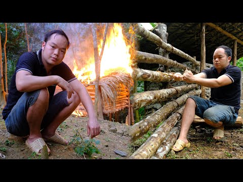 Duong's Destroy the old pig barn and Build a wooden fence behind to protect the pigs from going out