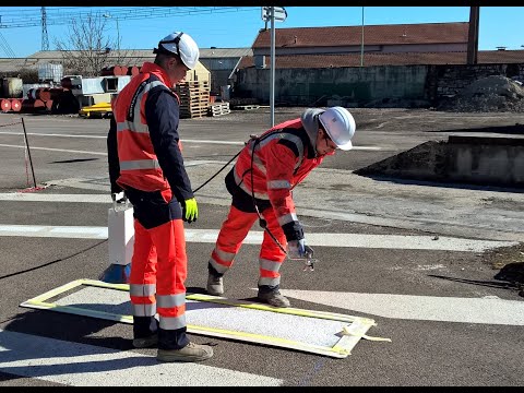 Application manuelle peinture routière avec charges antidérapantes en injection