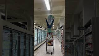 How to handstand in the grocery store 😊 #hspu #calisthenics #handstandeverywhere #memorialday