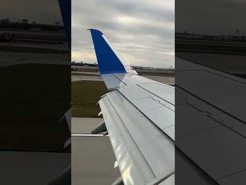 United ERJ-175 landing at Chicago! #shorts