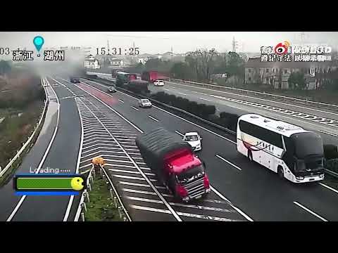 [中國車cam片] 私家車高速公路停車....引發嚴重交通意外 - 只因為行錯路?????