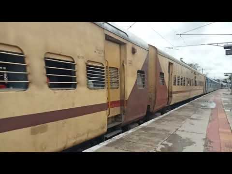 02852 HAZRAT NIZAMUDDIN - VISHAKAPATNAM SWARNA JAYANTI EXPRESS AT FULL SPEED