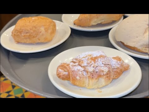 Probando pan en una panadería francesa