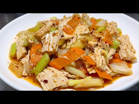 The chef teaches you how to make celery and bean curd at home. The steps are detailed, crispy and r