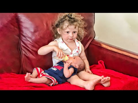 Heartwarming Sibling and Newborn First Encounters Caught on Camera