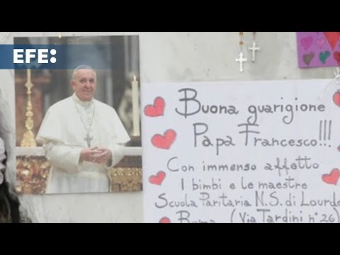 El papa consolida su mejoría tras 25 días hospitalizado y no está en "peligro inminente"