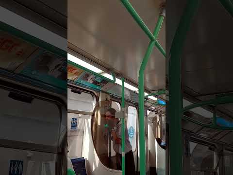 전철 내 서서 일하는 런던 역무원, London train workers work in the same place with passengers?