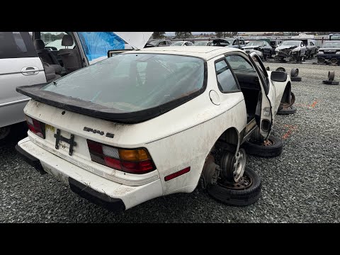 1986 Porsche 944 S at Junkyard