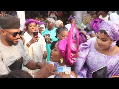 See what Odunlade Adekola did to Actress Biola At Her Mother's Burial