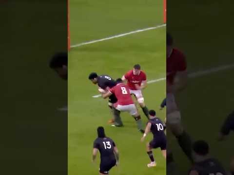 Outrageous dummy by Ardie Savea!