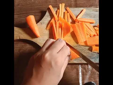 Potong wortel memanjang / Cut carrot