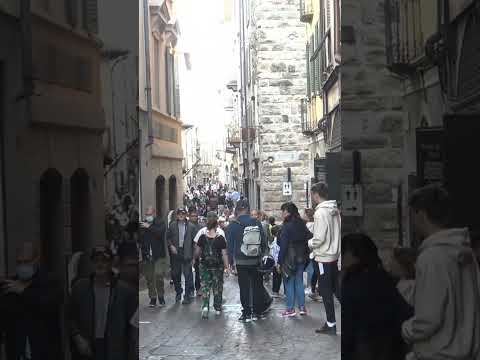 ITALY: THIS IS BERGAMO AND ITS LADIES #miguelglez #televisióhumana #televisiónitaliana