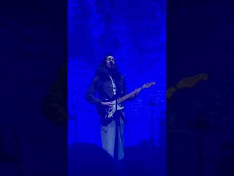 Hozier “tests” the audience 😂