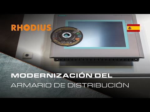 Modernización del armario de distribución – Corte de la abertura del monitor con el disco de corte