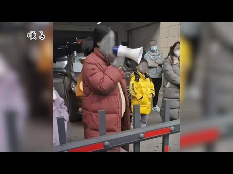 女业主自己购买的车位，“车位管理费”没续，物业就不让女子出门