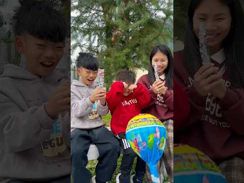 Crying kid gets a surprise candy with mom and baby 🍭 BONG BEE TV