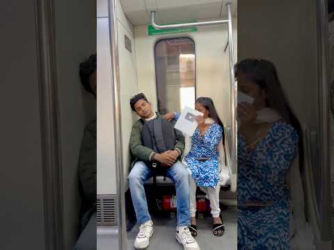 Silver play button Chori ￼ho gaya 😱 metro mein #shorts #shortsfeed #dehlimetro #trending #viral #yt