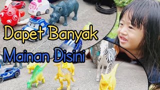 Mencari MAINAN di Taman