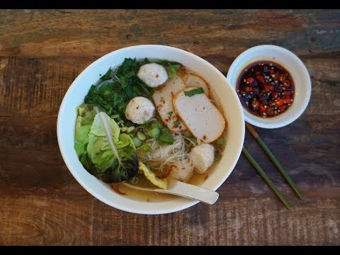 Fish Balls Noodle Soup (Fish Balls Bee Hoon Soup)