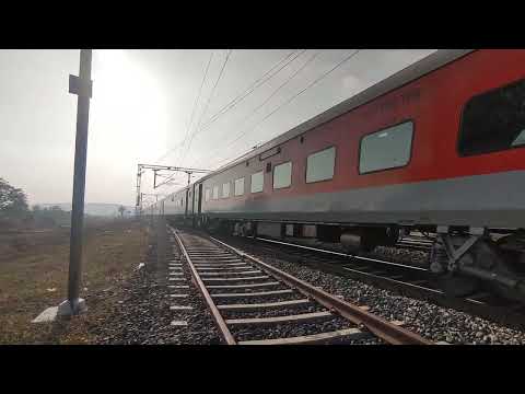 12618 LHB मंगला लकश्वादीप एक्स्प्रेस और रानीकमलापति शताब्दी एक्स्प्रेस का मिलन सांची में।