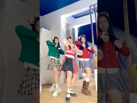 jinglebell~ baby🎄🦌✨ #christmas  #xmas #wiwawawowtv #dance #tiktok #siblings #sister #shorts