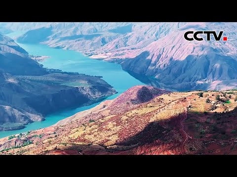 金沙江畔美如画，漫山遍野乔灌丛林“染”红山坡 | CCTV