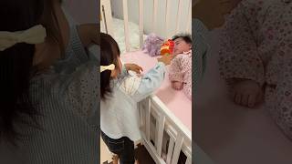 初めての妹へのプレゼント#過去動画 #年子育児 #娘の初めてシリーズ #プレゼント #子供のいる暮らし #あおいちゃん #すみれちゃん