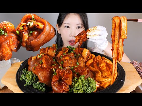 족맨틱, 성공족...🐷💗 소등골을 넣은 매운 미니족 먹방 Jokbal & beef spine [eating show] mukbang korean food