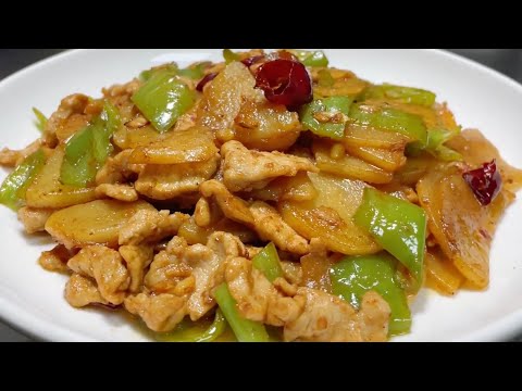 How to make stir-fried green peppers, potatoes and meat? The chef teaches you a trick, fresh and ta