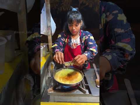 Hardworking Cute Girl सड़को पे मैगी बैच के परिवार को मदद कर रही हे 🥺 #ytvideo #hardworking #foodie