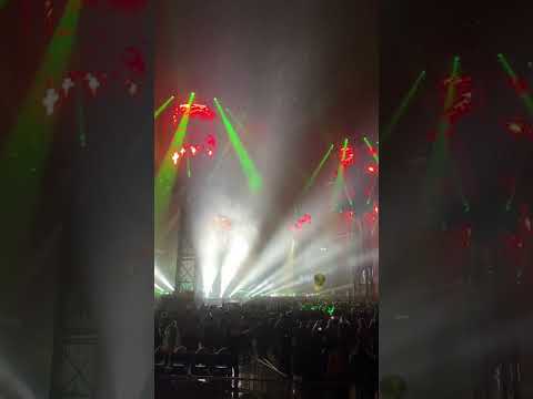 Incredible gift from the gods as Metallica play Master of Puppets during a lightning storm